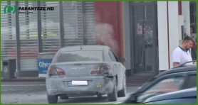 VIDEO // Un automobil a EXPLODAT într-o stație PECO din Chișinău. Avea instalație GPL și a luat foc în timp ce alimenta